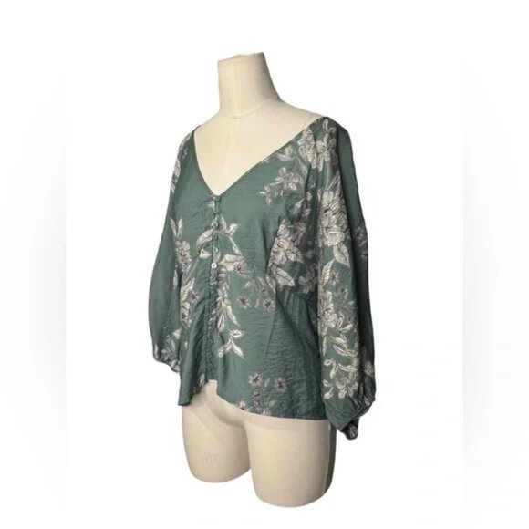 TORRID Button Front V-Neck Crop Floral Blouse - Picture 5 of 7